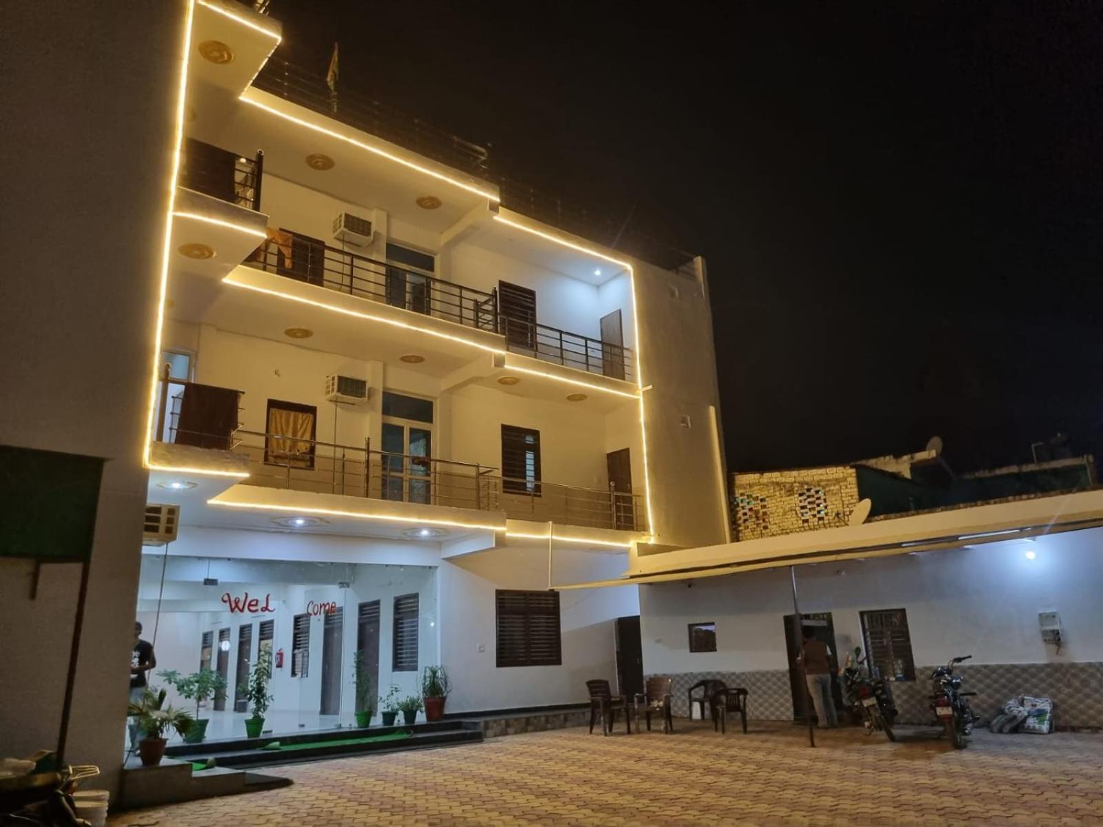 Hotel Prime - Near Prem Mandir 3*