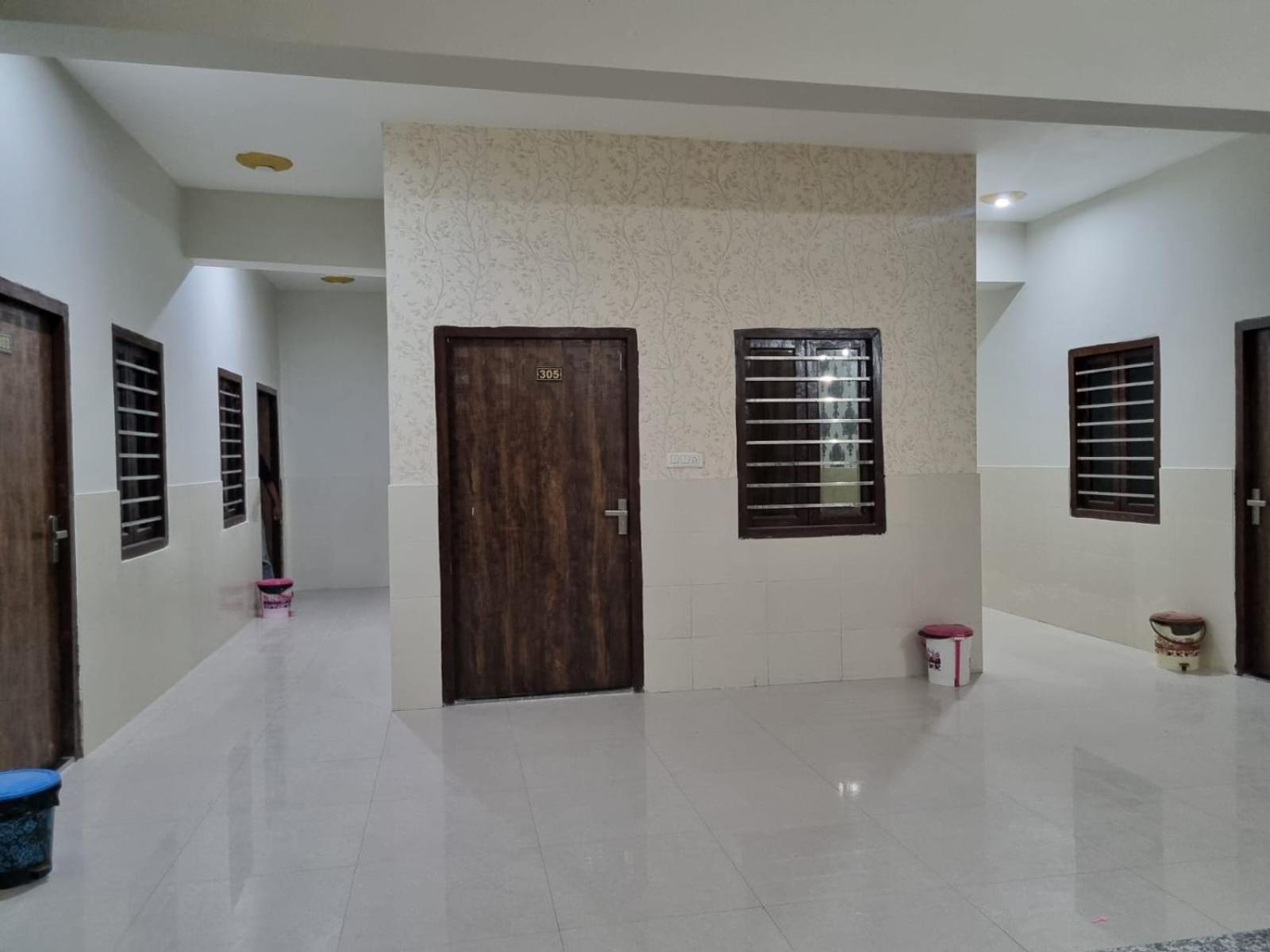Prime - Near Prem Mandir Hotel Vrindavan